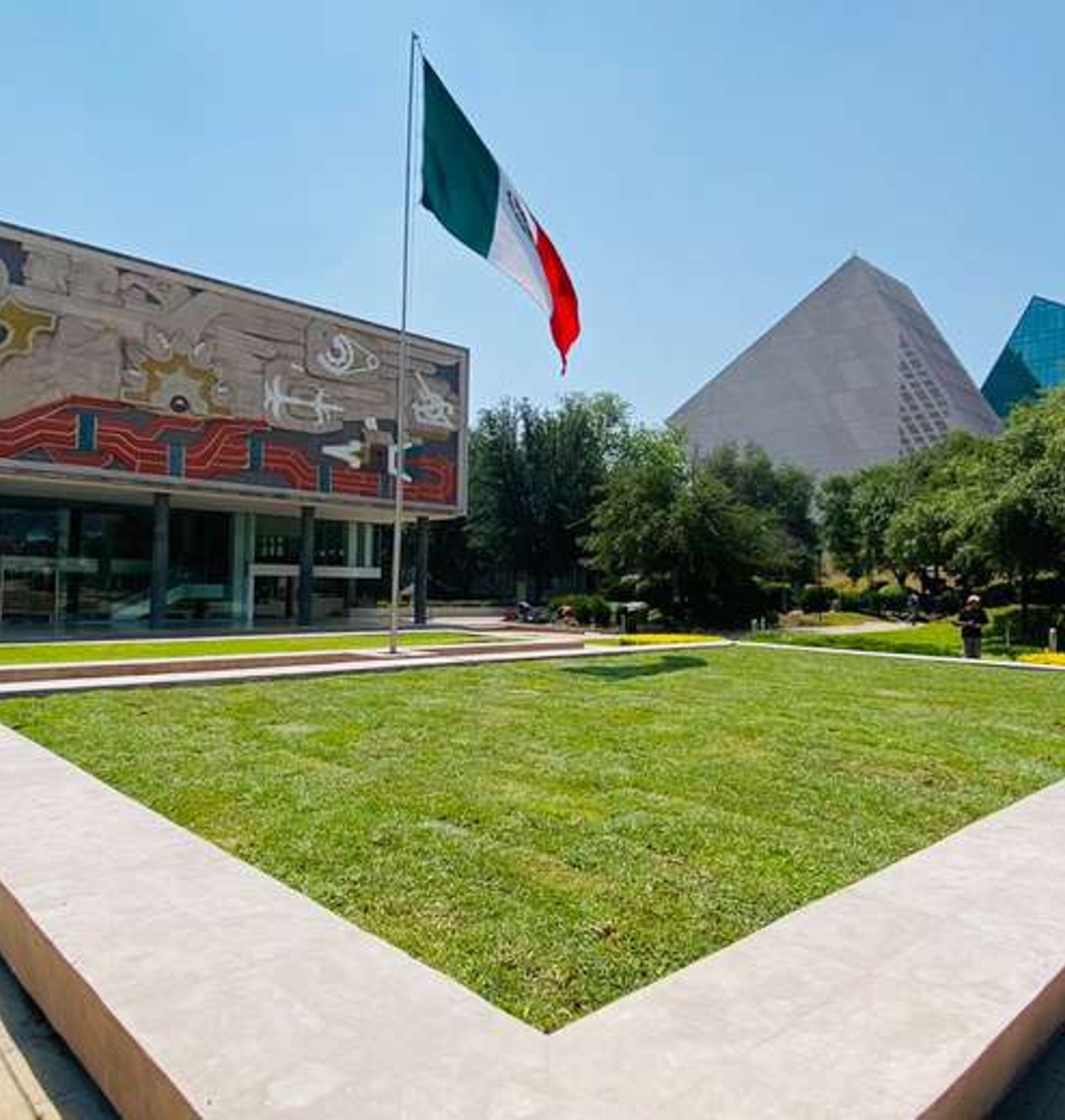 Áreas verdes institucionales con jardines y senderos