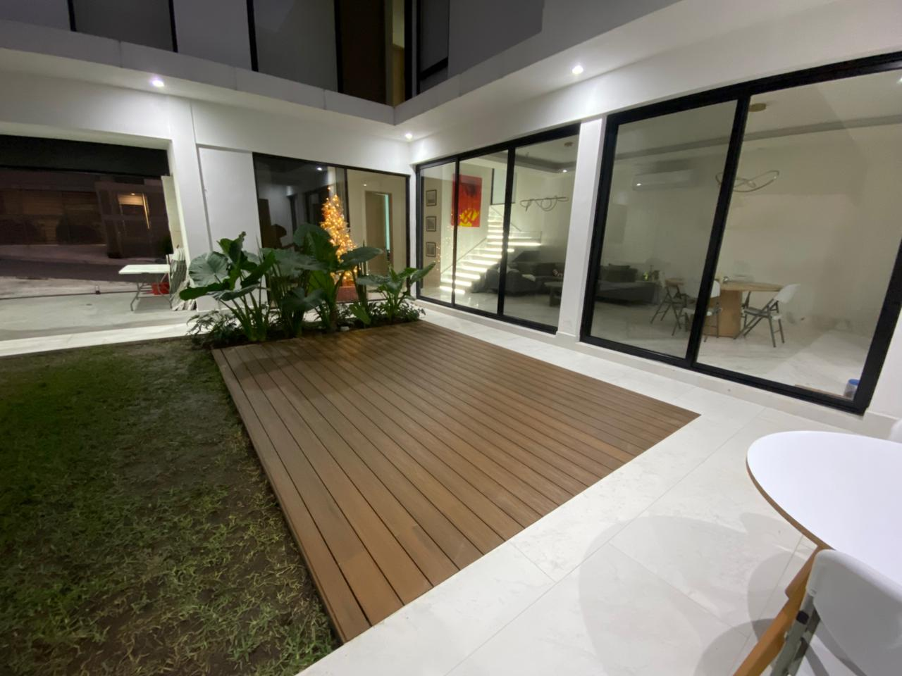 Deck sintético en patio residencial