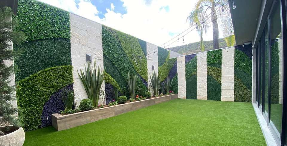 Jardín residencial, piedra galarza y muros verdes
