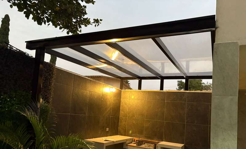 Pérgola e iluminación exterior