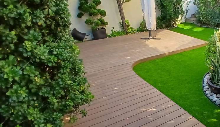 Deck integrado al jardín