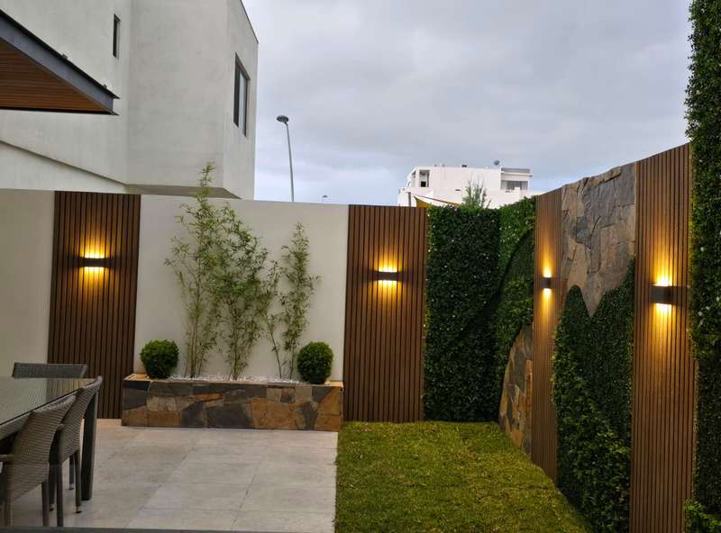 Revestimientos e iluminación de patio