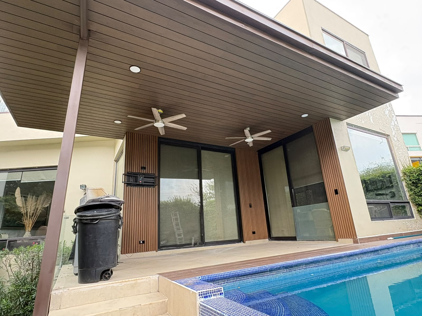 Pérgola junto a alberca