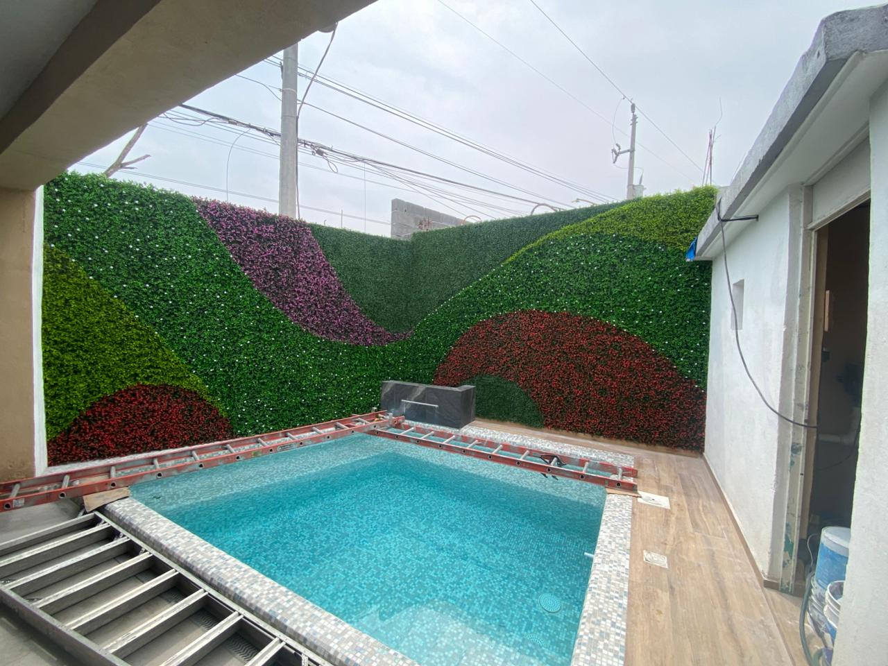 Jardín vertical junto a alberca