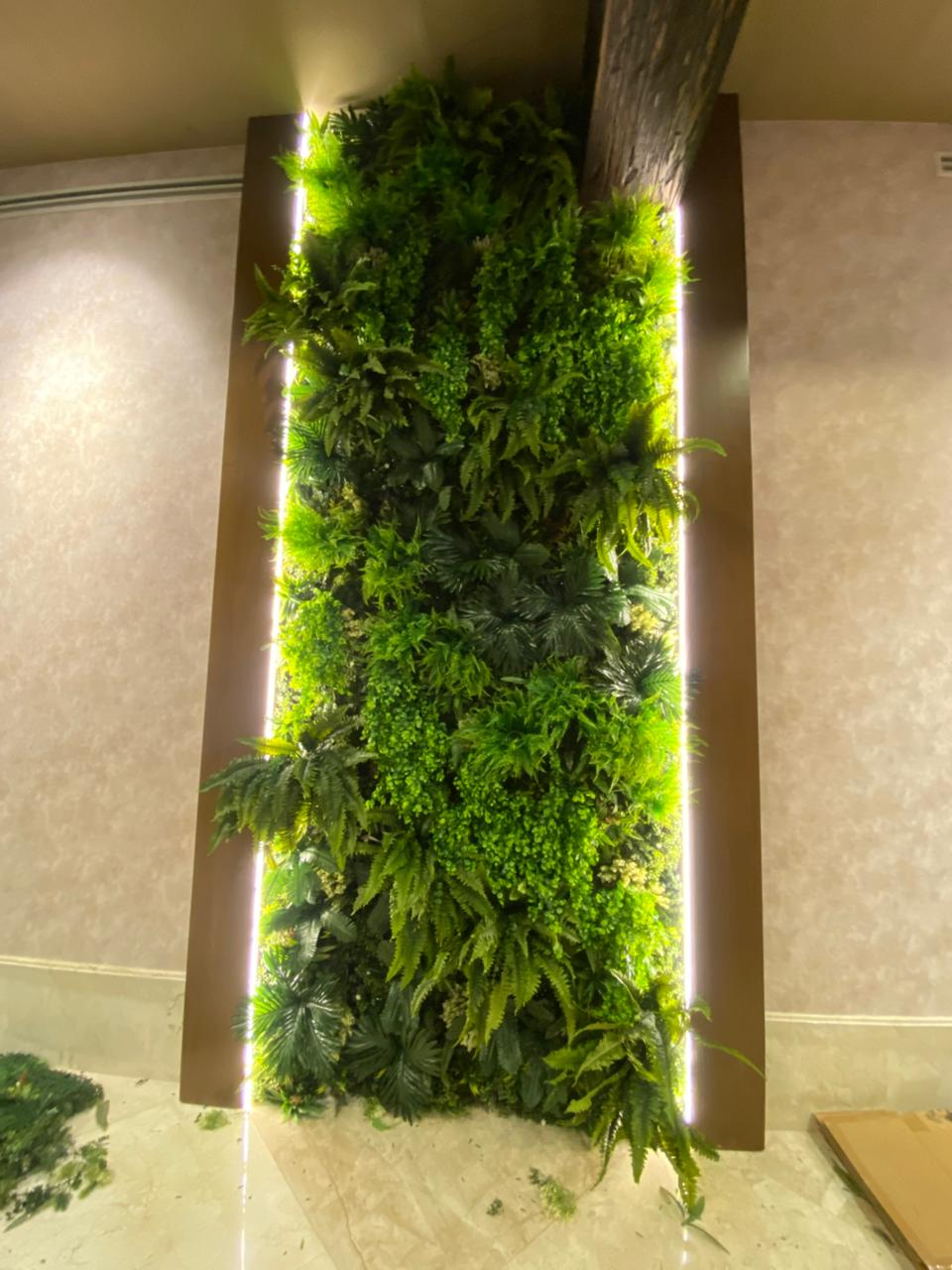 Jardín vertical interior iluminado