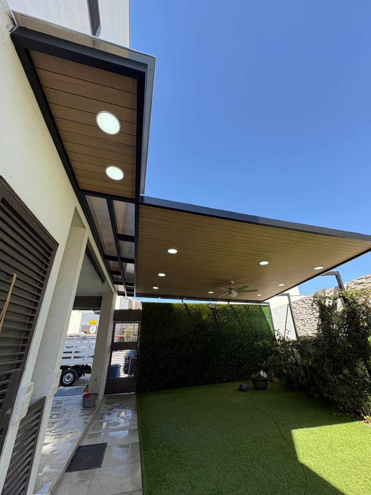 Pérgola y jardín residencial