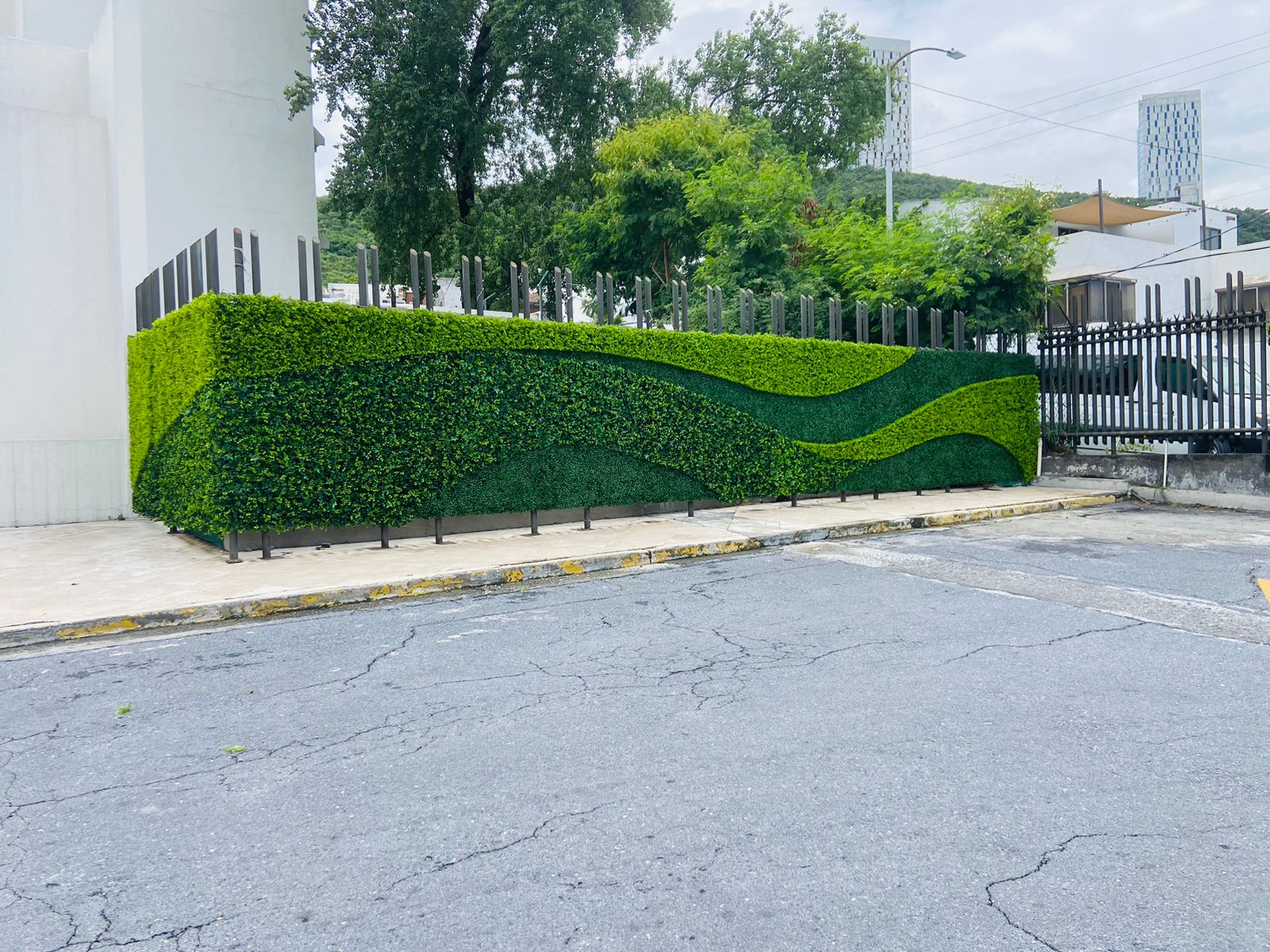 Jardín vertical en fachada exterior