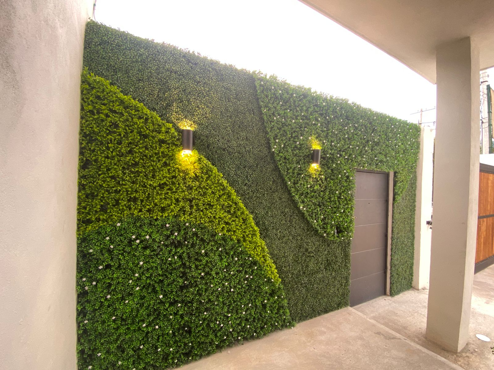 Muro verde con iluminación decorativa