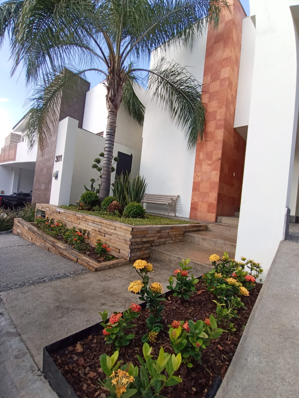 Paisajismo y jardineras en fachada residencial