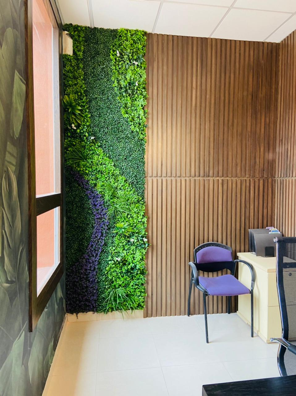 Decoración interior con lambrín y jardín vertical