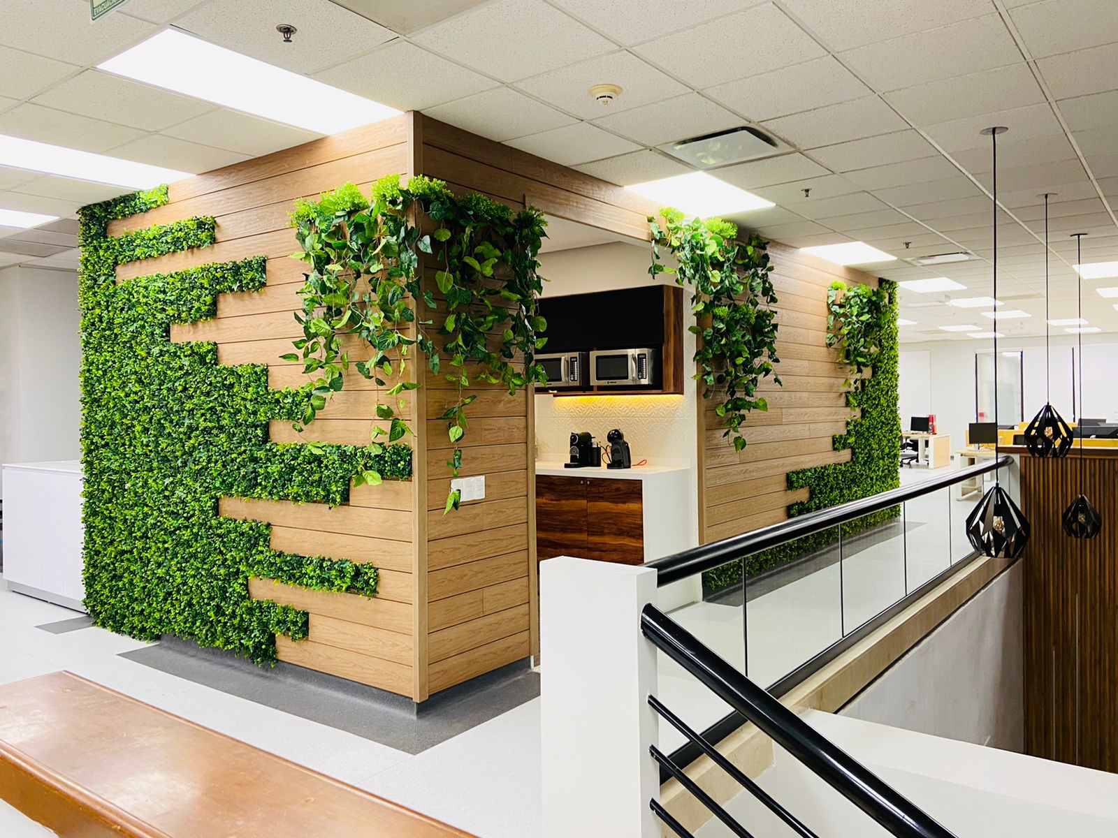 Revestimiento decorativo con follaje verde en espacio corporativo de Siemens